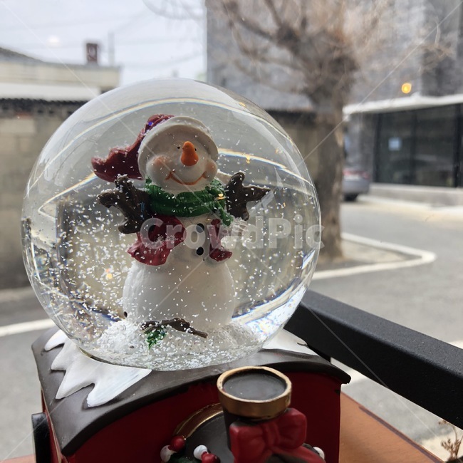 눈사람,스노우볼,눈,크리스마스,감성,겨울,계절,winter,season,기념일,축하,anniversary,congratulation,celebrate,celebration,메리크리스마스,성탄절,merry christmas,인테리어,실내디자인,interior design,사물,물건,오브젝트,thing,object,matter