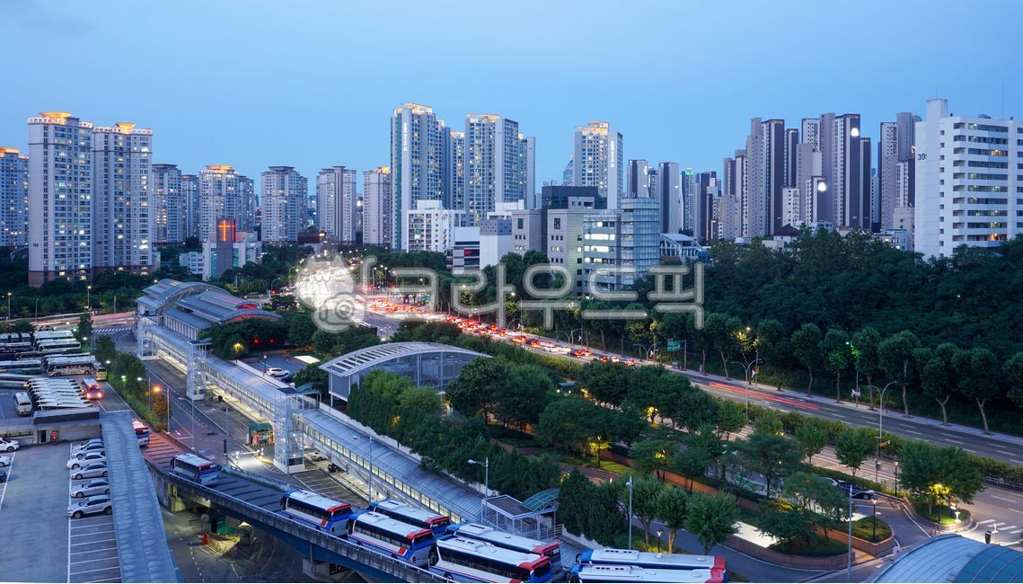 night view,flare,Korean cityscape,building,road,nightscape,tower,sky,highrise building,town,metropolis,night,downtown,lighting,seoul,korea,express bus terminal,light,city,nightview,scenery,streetlight,streetlamp,city center,Seoul,department,office buildin