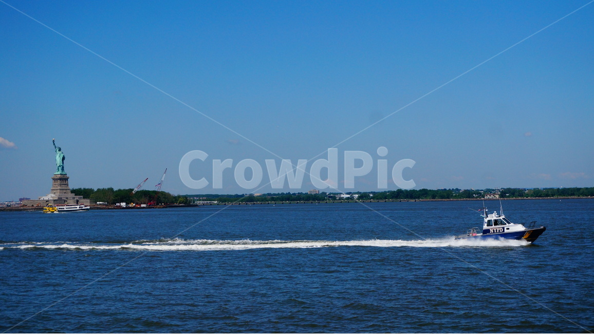 뉴욕,자유의여신상,맨해튼,statueofliberty,조각상,배,경찰배,nypd,뉴욕경찰,미국,newyork,citylandscape,해외랜드마크,관광,관광지,랜드마크,랜드마크,landmark,tourist attraction,해외,외국,세계,foreign,oversea,world,세계랜드마크,해외랜드마크,외국랜드마크,world landmark,world tourist attraction,교통,교통수단,traffic,transportation,vehicle,차량,boat,보트