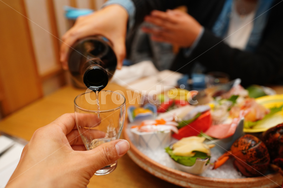 회,일식,생선,해산물,해물,술안주,안줏거리,음식,푸드,컬러,색감,원색,먹방,fish,food,모임,술자리,사람,인물,인간,human,person,신체일부,몸,body,술,주류,alcohol