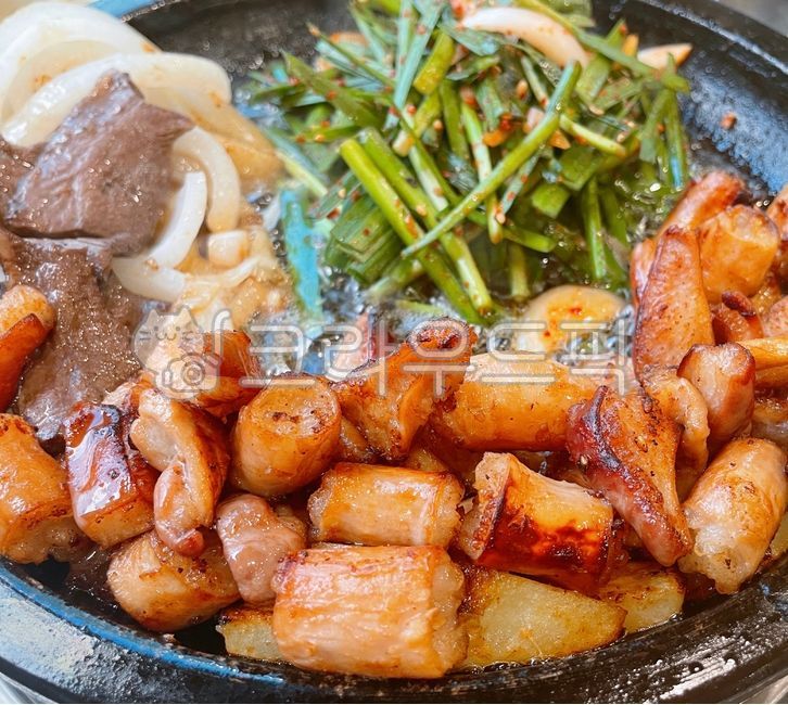 stone tablet,Grilled beef,small parts,beef tripe,onion,Somakchang,beef,cow,Grilled on a stone plate,Grilled Daechang,small appendage,Makchang,potato,Somodeum,Seasoned chives,ingredients,chives,Grilled Potatoes,cooking,heartache,roast,Grilled Soyeomtong,as