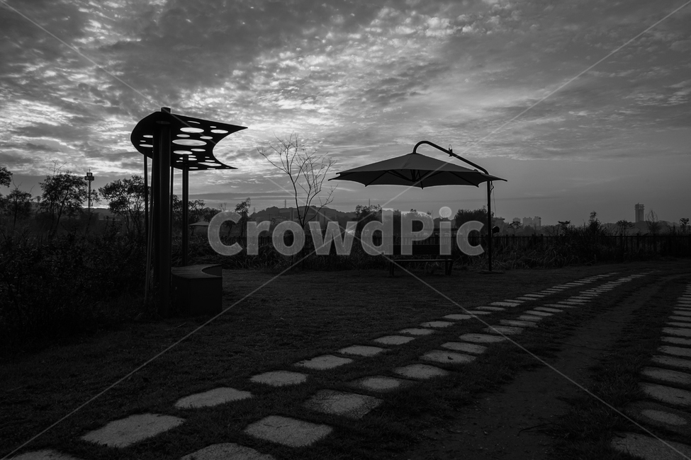 공원,파라솔,벤치,의자,하늘,구름,자연,풍경,nature,landscape,흑백,모노톤,monochrome,black and white,rural,농촌,outdoors,옥외,building,건물