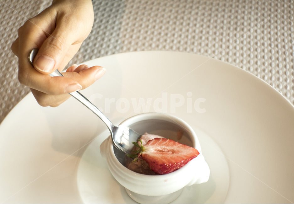 아이스크림,후식,디저트,카페,레스토랑,대화,coffeetime,아늑한,이벤트,음식,재미있는,휴일,실내,라이프스타일,사람들,달콤한,티타임,장소,빈티지,티타임,티스푼,수다,딸기,딸기아이스크림,한스푼,하스쿱,흰색접시,플레이팅,깨끗함,맛있는,달달함,음식,식재료,요리,food,cook,meal,dishes,food reserves,디저트,간식,후식,dessert,snack