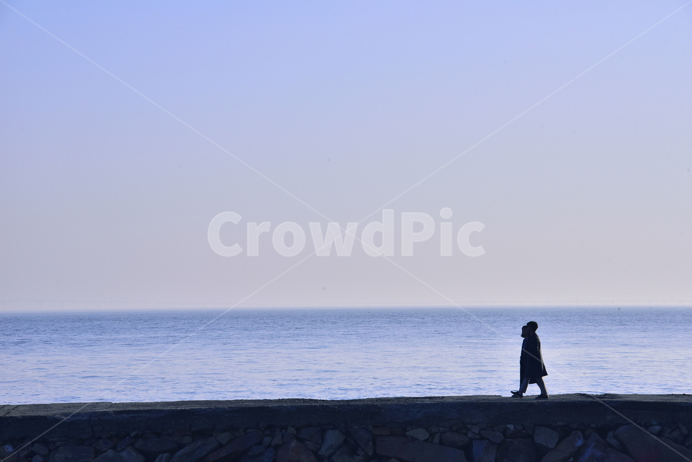 바다,연인,커플,남녀,한쌍,걷다,방파제,물,sea,잔잔한,해질녘,human,인간,person,사람,야외,옥외,힐링,아웃도어,배경,바탕,백그라운드,워킹,walking,나란히,함께,투게더,together,지평선,자연,풍경,nature,landscape