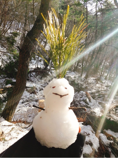 겨울산,눈사람,귀여운눈사람,애기눈사람,웃고있는눈사람