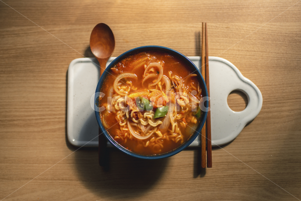 라면,뜨거운,토마토라면,매운음식,라면요리,나무테이블,흰색도마,수저,젓가락,숟가락,매운,매콤한,ramen,tomatoramen,토마토라면,면요리,간편식,인스턴트,한국라면,음식,식재료,요리,food,cook,meal,dishes,food reserves,면류,면요리,noodles,한식,한국음식,한국요리,korean food,korean dishes,korean meal,korean cook