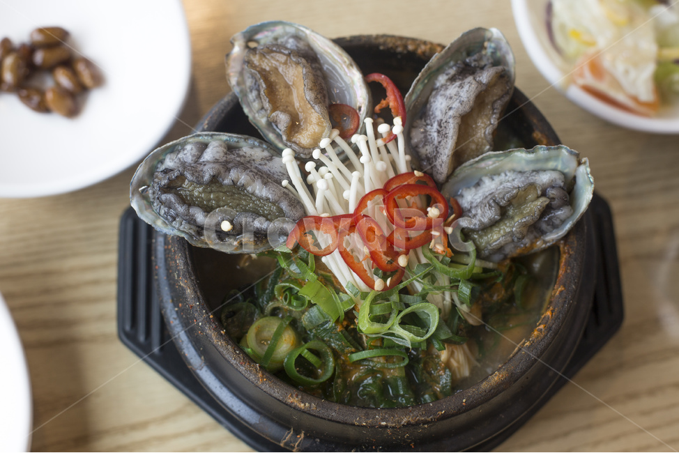 seafood,Abalone Ttukbaegi,Seafood Ttukbaegi,earthen pot,jeju island,abalone,food