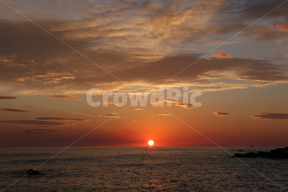 바다,하늘,일출,동해,sea,sky,sunrise,eastsea,자연,풍경,nature,landscape,outdoors,옥외,sunlight,햇빛,dawn,새벽,red sky,붉은 하늘,sunset,일몰,dusk,황혼