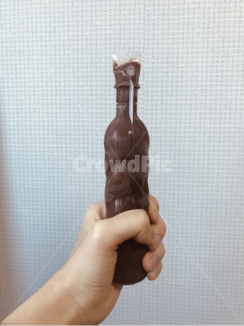 아이스크림,차가움,초콜릿,초코,손,하드,쭈쭈바,움켜쥔,음식,식재료,요리,food,cook,meal,dishes,food reserves,디저트,간식,후식,dessert,snack
