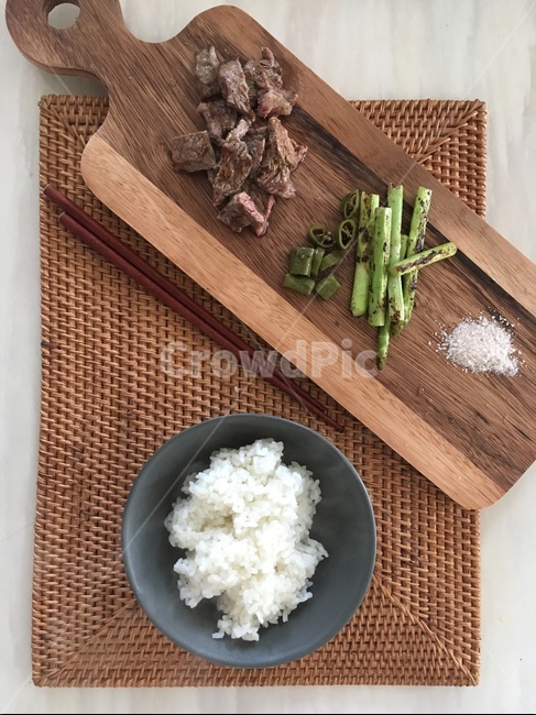 스테이크,아스파라거스,요리,음식,저녁,혼밥,소금,도마,식사,양식,음식,식재료,요리,food,cook,meal,dishes,food reserves,육류,고기,meat