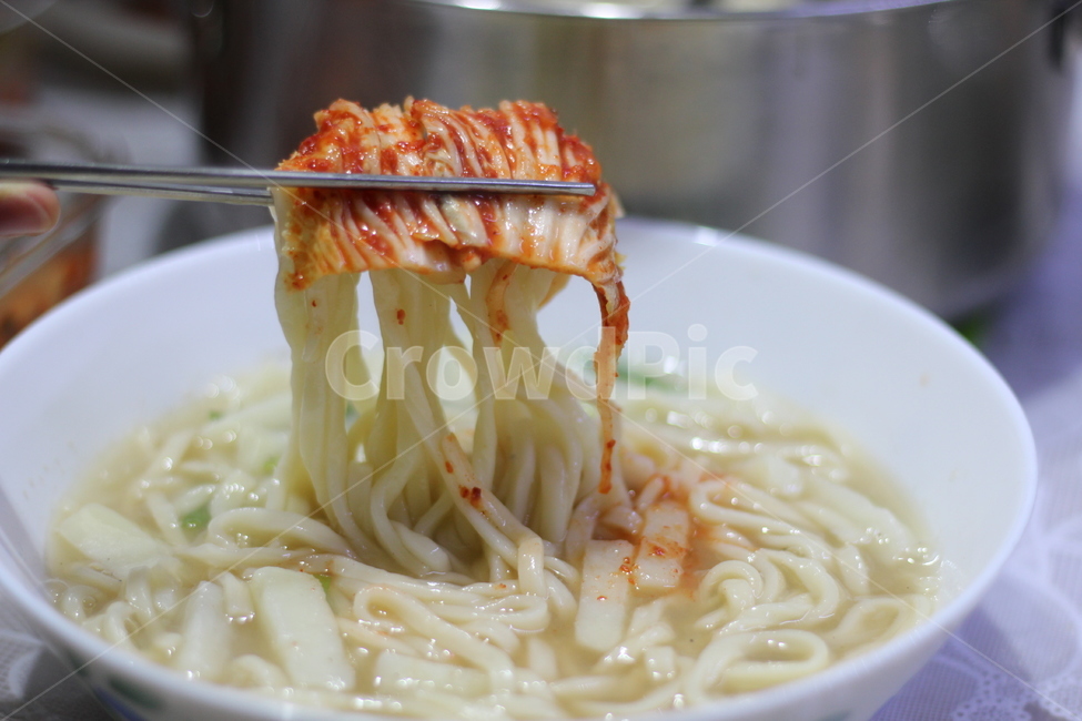 칼국수,밀가루,반죽,국수,한식,음식,food,국물,감자,파,육수,새우육수,따끈함,plant,식물,vegetable,야채,김치,젓가락