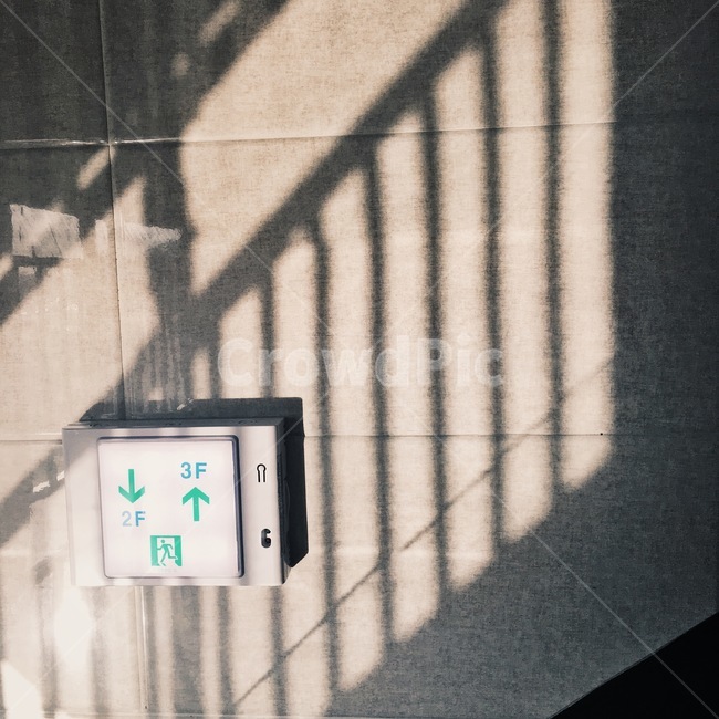 감성사진,비상구,복도,비상계단,햇빛,난간,회색