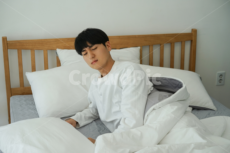 남성,남자,침대,침실,방,실내,이불,아침,비몽사몽,기상,사람,인물,인간,human,person,남성,남자,man,male