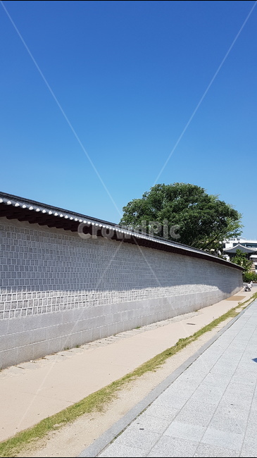 sky,length,Gwanghwamun,seoul,Gyeongbokgung,traditional,Cultural Heritage,gwanghwamun,rooftile,tile,stonewall,tradition,old palace,stone wall road