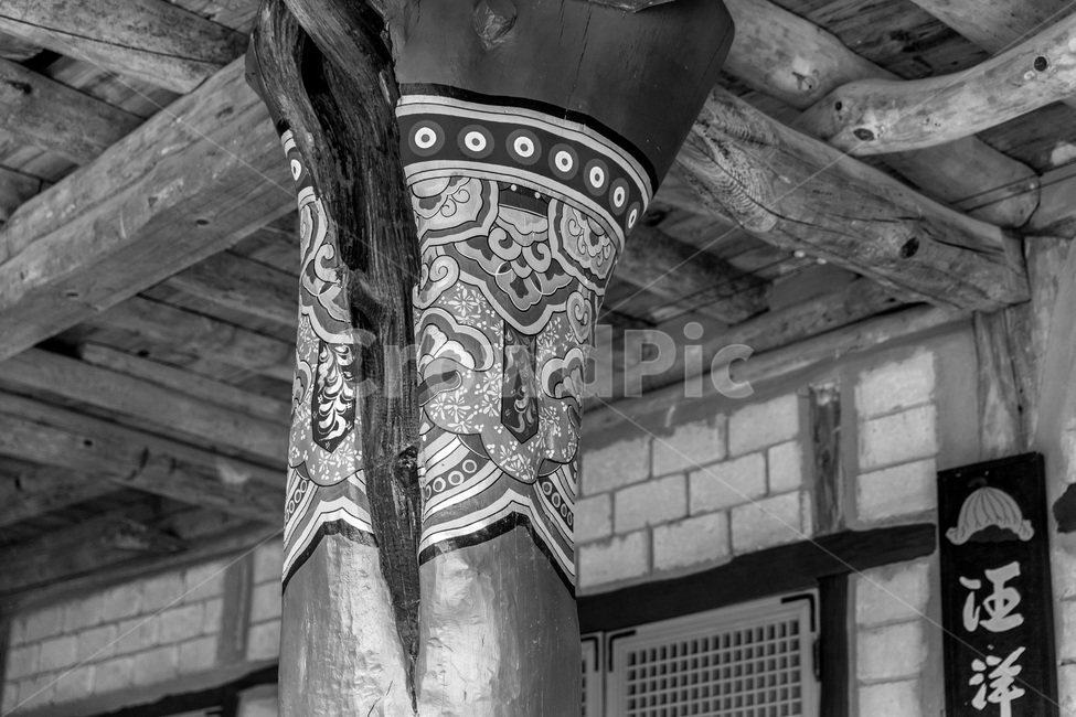 사찰,고찰,전통가옥,균형,기둥,단청,무늬,한국전통,한국문화,korean traditional,korean culture,흑백,모노톤,monochrome,black and white,건축물,건물외관,exterior,building,structure,architecture,construction