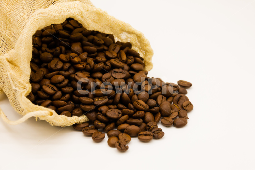 커피,커피콩,원두,클로즈업,씨,건조,재료,음료재료,카페,누끼,원두커피,coffee,cafe,향기,갈색,자루,연출,커피자루,커피,카페,coffee,cafe