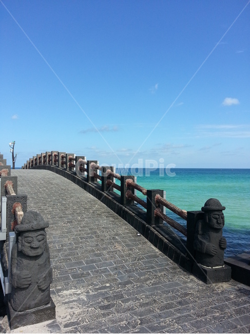 풍경,landscape,다리,바다,돌하르방,stonegrandpa,bridge,sea,자연,풍경,nature,landscape,한국자연풍경,한국자연경관,korea nature landscape,제주도,jeju,jeju island,조각상,동상,석상,조형물,statue,bronze statue,stone statue,water,물,railing,난간