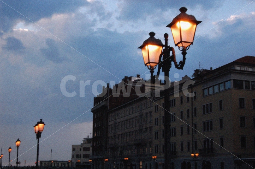 night view,atmosphere,landscape photography,blur,Overseas,scenery,building,foreign country,peaceful,Street lamp,scene,cloud,view,trip,sight,trieste,background photo,travelling,still,tranquil,dinner,Emotional photo,calm,ambience,background,Italy,travel,wal