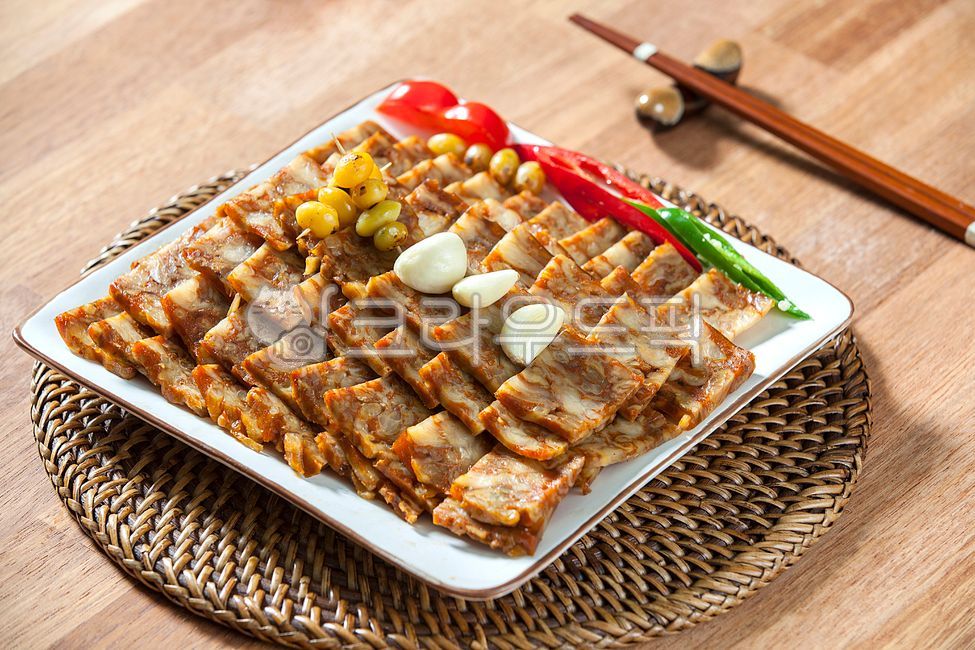 tray,red pepper,chopsticks,rattan,wooden chopsticks,drink snacks,Korean traditional food,pig,ginkgo nuts,Korean food,plate holder,pig head,cooking,snacks,garlic,Pig head meat,pig head meat,restaurant,folk food,food,meal,head meat,spoon holder,pork cut mea