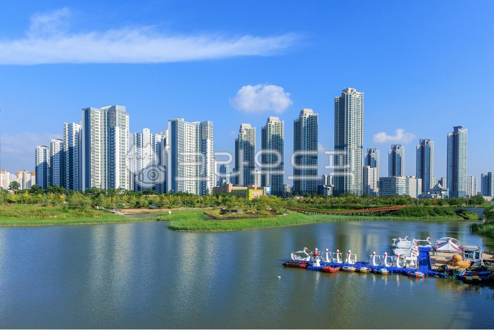 청라호수공원,청라국제도시,청라동,도시,호수,빌딩,아파트,주거지역,물,공원,하늘,파란,녹색,여름,인천시,건물,건축,도시풍경,도심,오리배,인천,청라신도시