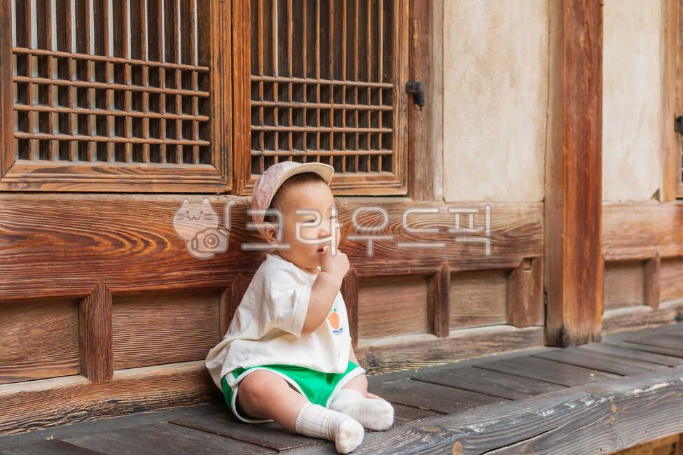 창덕궁,연경당,한옥,쪽마루,툇무라,과자,모자,문창살,전통,전통가옥,전통한옥,창덕궁후원,비원,목재건물,목조건축,남자아이,어린이,아동,즐거운,아이,꼬마,작은,귀여운,신난,아시안,한국인,동양인,한국,꼬맹이,어린시절,어린,사람,유아,영유아,아기,가족,아들