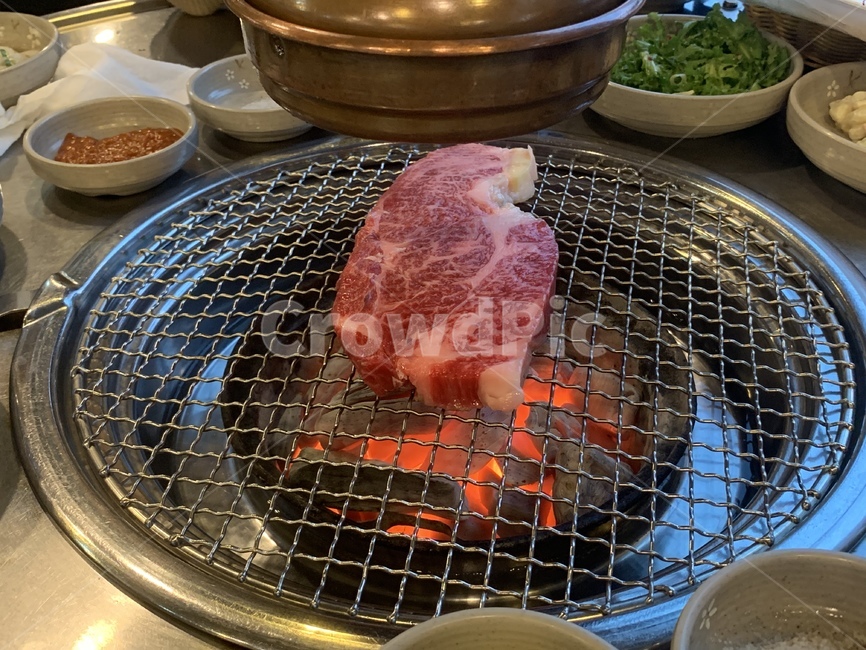 한우,고기,소고기,생고기,고깃집,구이,불판,철판,날고기,숯,쌈장,상차림,그릇,식사,외식,식당,가게,음식점,테이블,식탁,채소,beef,koreanbeef,meat,raw,grilleddishes,restaurant,ssamjang,table,tablesetting,dishes,dine,grill,charcoal,eatout,vegetables,음식,식재료,요리,food,cook,meal,dishes,food reserves,육류,고기,meat