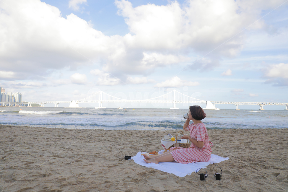 광안대교,피크닉,여름,여름휴가,여름바다,picnic,vacation,여자,뒷모습,인물,human,감성사진,cafe,감성,사람,인물,인간,human,person,여성,여자,woman,female,lady,휴식,힐링,rest,relaxation,healing