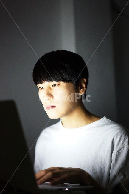 중독,인터넷중독,컴퓨터중독,게임중독,남자,게임,게이머,밤샘,addiction,gamer,game,computer,man,사람,인물,인간,human,person,남성,남자,man,male,정보통신기술,전자기기,전자제품,it,information,technology,electronic equipment
