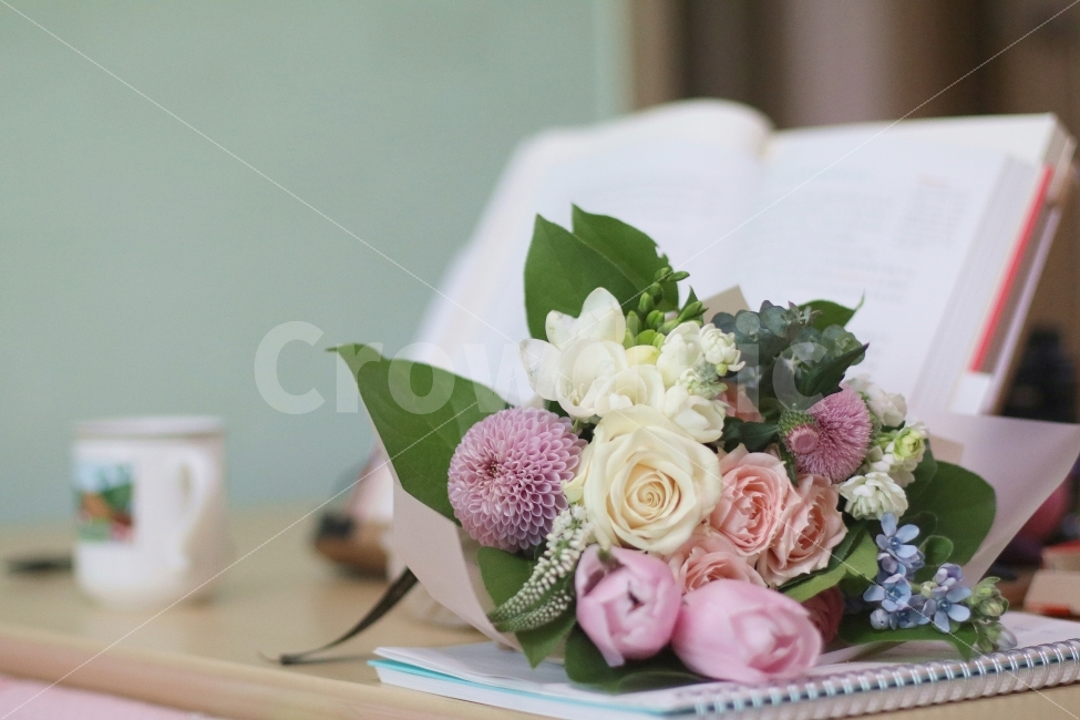 졸업,입학,축하,축하하다,꽃다발,꽃,향기로운,향기,식물,책상,책,여가,휴식,휴가,다양한,여러가지,아름다운,휴식시간,식물,자연,plants,nature,꽃,flower,기념일,축하,anniversary,congratulation,celebrate,celebration