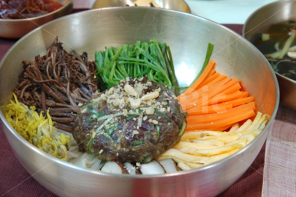 비빔밥,한식,음식,야채,떡갈비,스테이크,소고기,나물,잣,당근,고사리,한국,한국전통,한국문화,korean traditional,korean culture,음식,식재료,요리,food,cook,meal,dishes,food reserves,한식,한국음식,한국요리,korean food,korean dishes,korean meal,korean cook