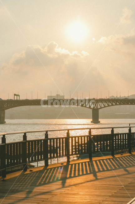 노을,서울,그림자,따뜻함,해질녘,구름,하늘,다리,난간,풍경,landscape,색감,한국도시풍경,한국도시경관,korea cityscape