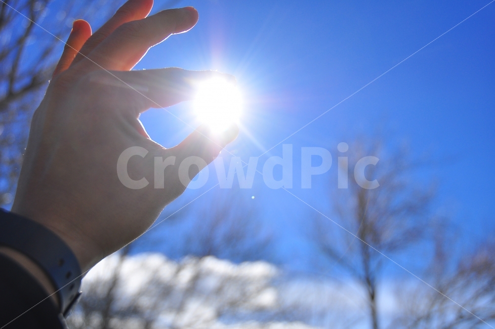 해,태양,가을,가을하늘,둥근태양,따뜻,손,손가락,태양잡기,빛나는,밝은태양,사람,인물,인간,human,person,신체일부,몸,body,손,제스처,표시,손짓,표현,gesture,hand,sign,expression,연출,컨셉,콘셉,direction,concept