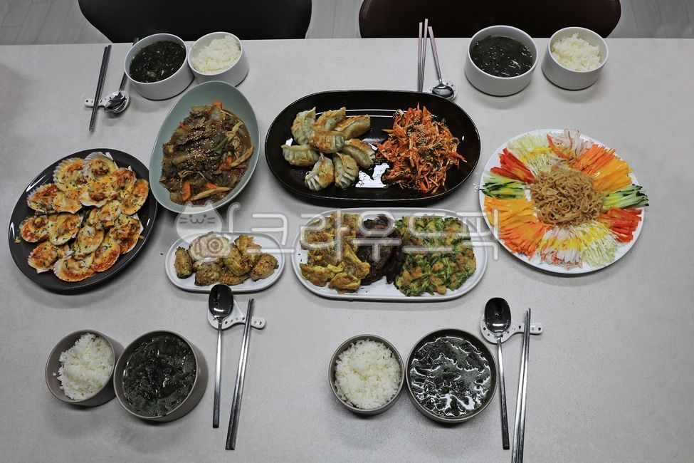 밥,미역국,만두,해파리냉채,불고기,굴전,해물전,스테이크,전복구이,가리비구이,숟가락,젓가락,식탁,음식,food,식사,meal,실내,indoors,그릇,plate,의자,chair,가구,furniture,spoon,생일상