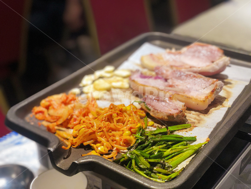 생고기,고기,음식,food,육류,콩나물,김치,kimchi,돼지고기,식재료,pork,meal,dishes,meat,부추,육류,고기,meat