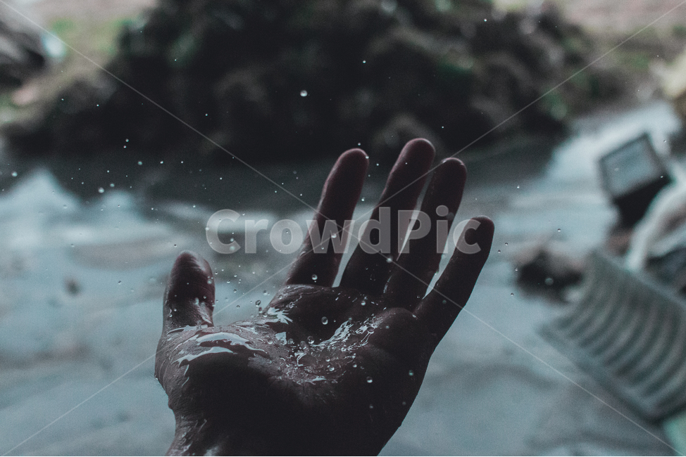 손,비,빗방울,물방울,손바닥,어둠,palm,hand,rain,raindrop,water,waterdrop,dark,사람,인물,인간,human,person,신체일부,몸,body,감성,sensible,feeling