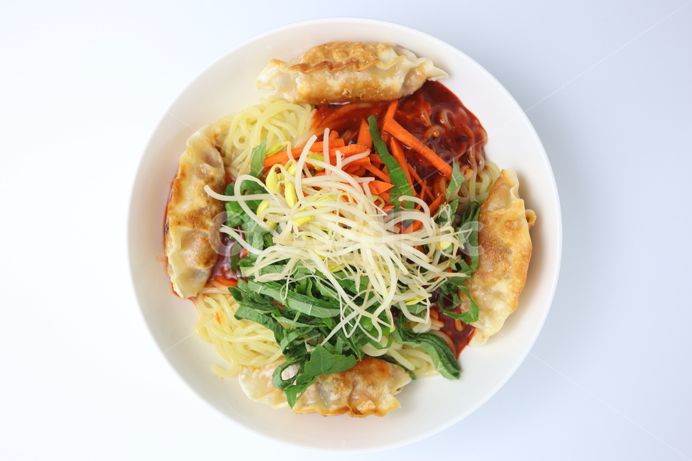비빔만두,야채,샐러드,튀김만두,만두,분식,간식,음식,식재료,요리,food,cook,meal,dishes,food reserves,면류,면요리,noodles