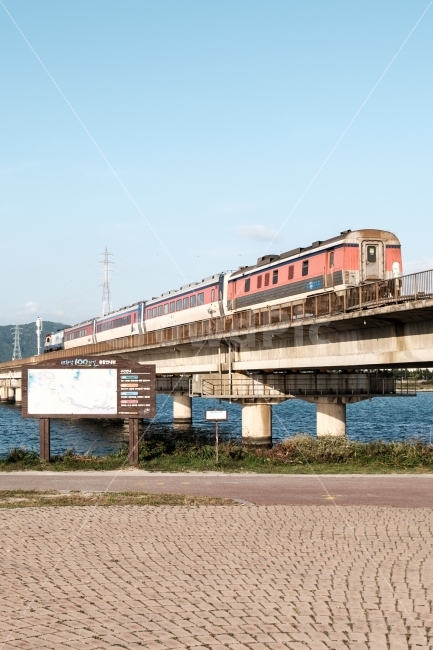 기차,풍경,철도,다리,강,배경,감성,산업,industry,industrial,교통,교통수단,traffic,transportation,road,도로
