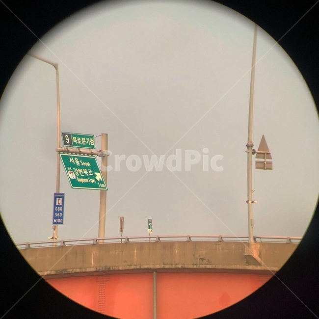 망원경,도로,양화대교,다리위,전봇대,렌즈,카메라,전광판,표지판,서울도로