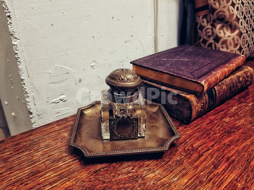카페,책,가방,book,나무책상,유리병,향수병,빈티지사진,빈티지느낌,빈티지감성,vintage