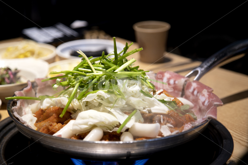 음식,오브젝트,미나리,떡,돼지고기,냄비,요리,조리,그릇,화로,상,테이블,가스렌지,고기,고추장,음식점,식당,맛있는,먹음직한,음식,식재료,요리,food,cook,meal,dishes,food reserves,육류,고기,meat