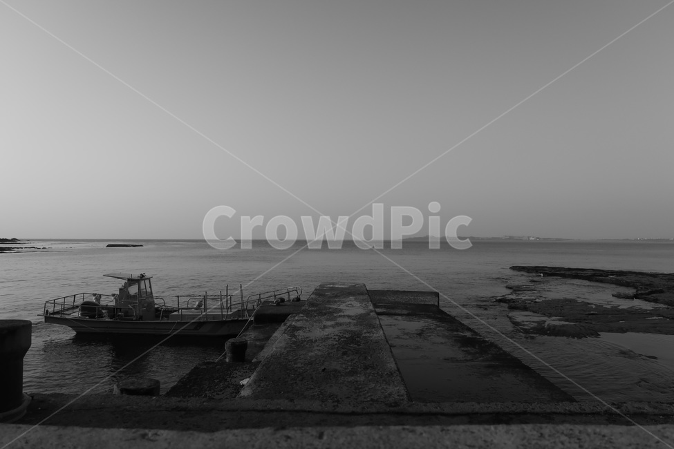 바다,하늘,자연,풍경,제주도,배,흑백,감성,자연,풍경,nature,landscape,한국자연풍경,한국자연경관,korea nature landscape,제주도,jeju,jeju island,흑백,모노톤,monochrome,black and white,transportation,교통,vehicle,차량,boat,보트