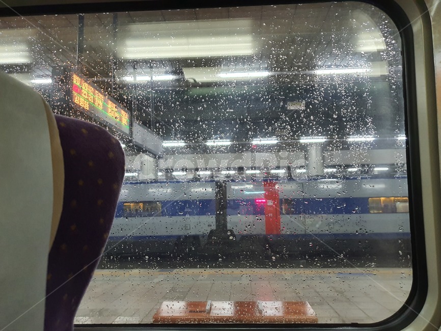 trainstation,rainwater,loneliness,ktx,vehicle,transportation,raindrop,water drop,Rainy Day,window,travel,Scenery outside the window,cloudy day,train,traffic