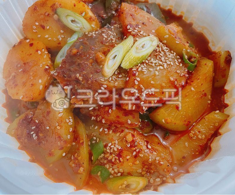 가오리찜,생선찜,가오리조림,생선조림,조림,찜,생선,가오리,음식,식사,무,양념,참깨,깨,대파,포장,일회용용기,파,감자,야채,채소,food,seasoning,sesame,fish,meal