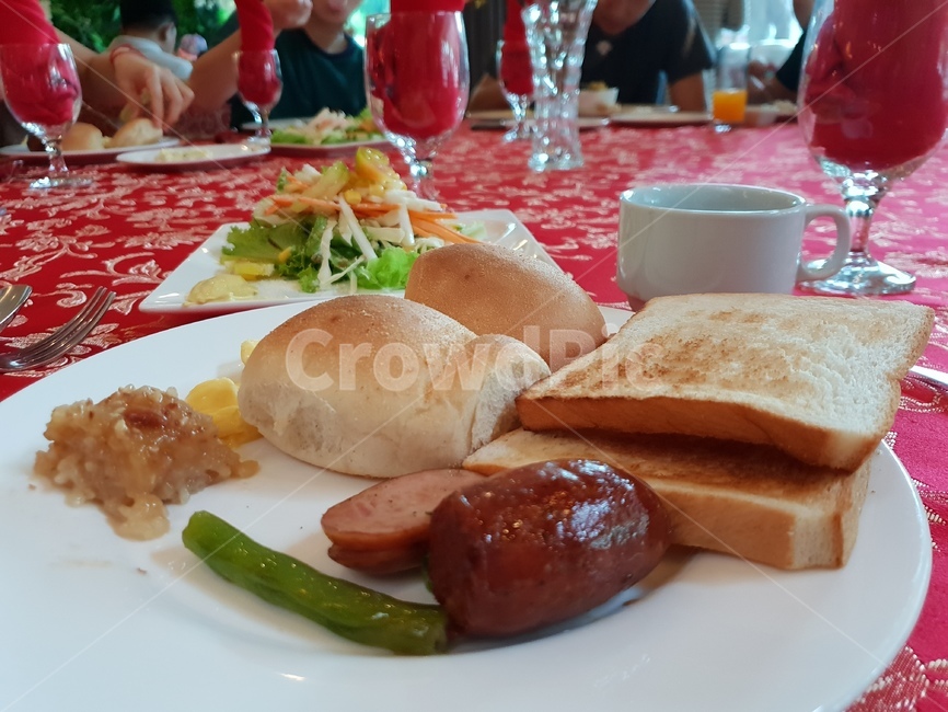 빵,소세지,샐러드,커피,bread,ham,food,breakfast,음식,식재료,요리,food,cook,meal,dishes,food reserves,빵,bread