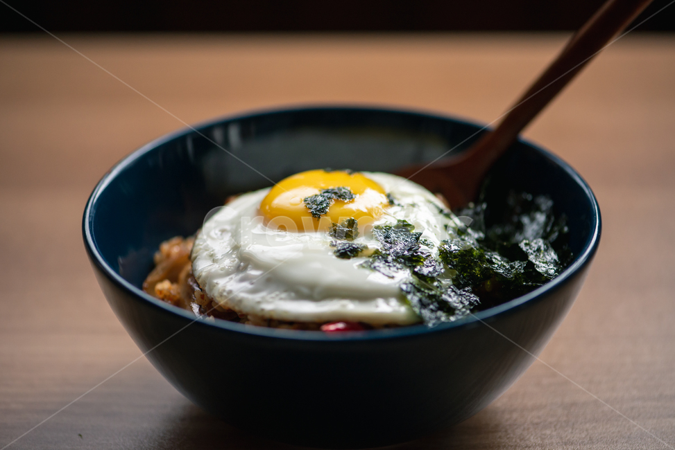 김치,볶음밥,김치볶음밥,계란,계란후라이,계란프라이,김,볶음요리,계란노른자,숟가락,매콤한,음식,식재료,요리,food,cook,meal,dishes,food reserves,한식,한국음식,한국요리,korean food,korean dishes,korean meal,korean cook