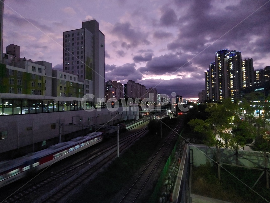 기찻길,rail,아파트,저녁하늘,구름,도시,풍경,city,landscape,교통,교통수단,traffic,transportation