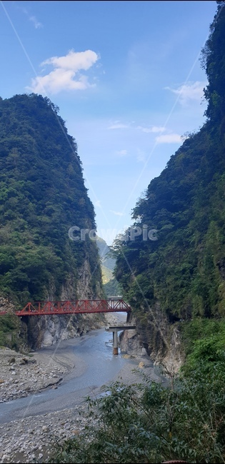 산,계곡,바위,절벽,다리,파란하늘,하늘,자연