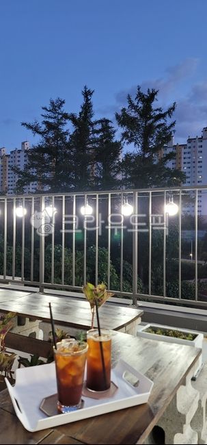 Ice americano,Bench,ice,iceamericano,cement block,Peach Iced Tea,beverage,dark,brick,Handrail,sky,bench,iced tea,bulb,tree,icetea,leaf,concrete block,americano,light,coffee,plant,Americano,apartment