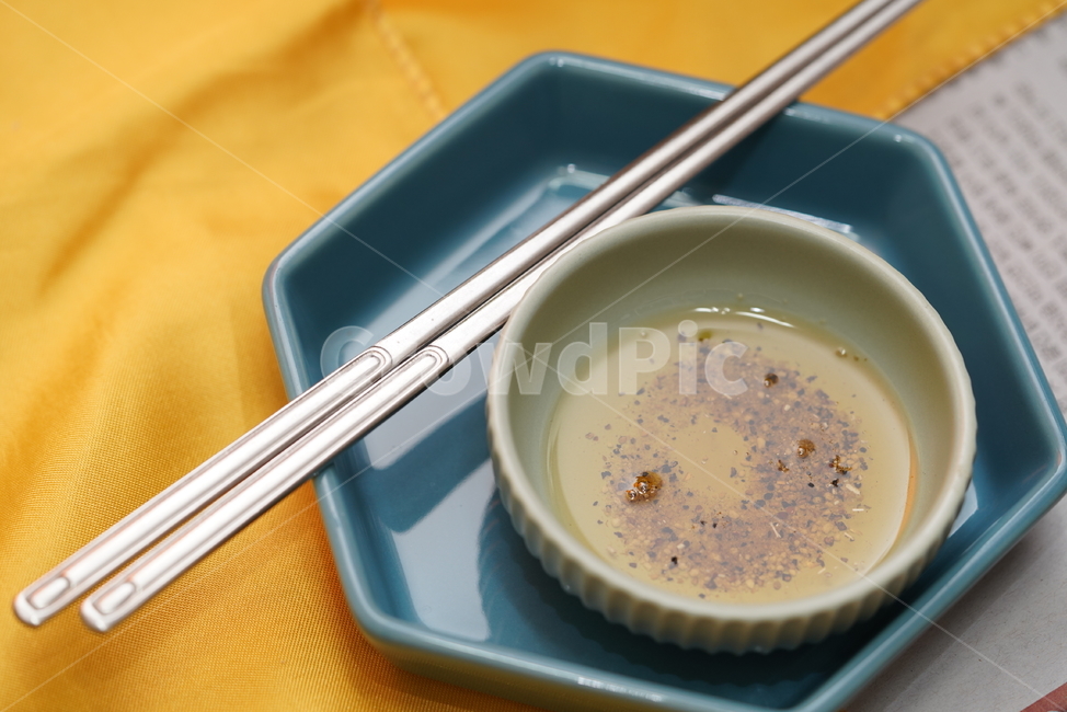 기름간장,소스,젓가락,접시,그릇,유리,참기름,한식,food,사발