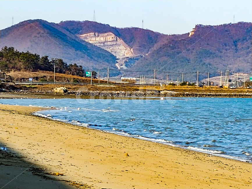 해변,모래사장,해안가,백사장,해수욕장,모래,모래밭,파도,바다,물결,산,산등성이,전봇대,물,자연,옥외,야외,연안,컴퓨터배경사진,배경사진,배경,풍경사진,백그라운드,배경이미지,풍경이미지